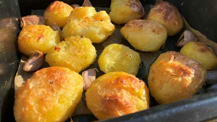 Эту ошибку допускают почти все. Мишленовский шеф-повар рассказал, как запечь самую хрустящую картошку