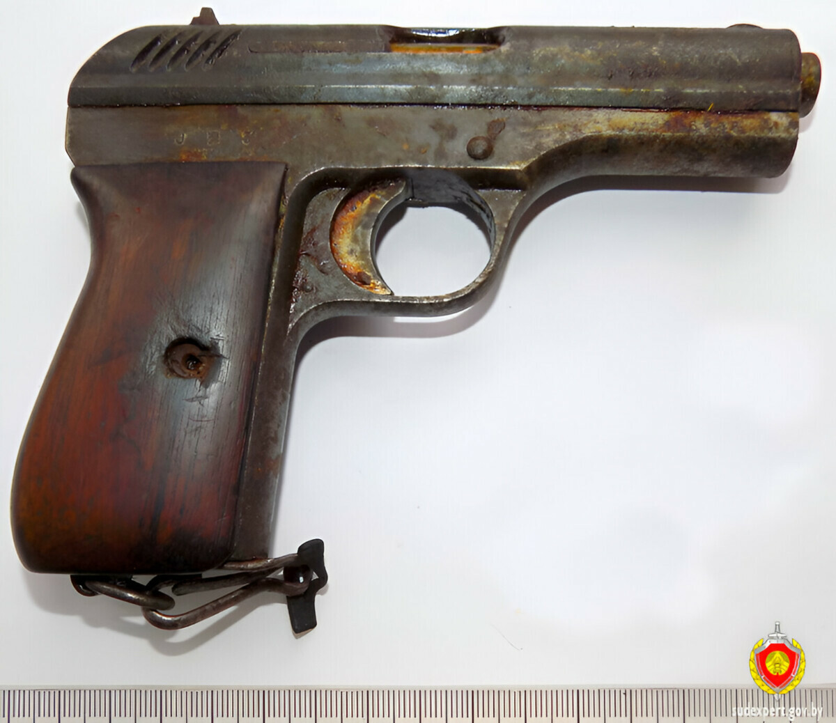Житель Барановичей на чердаке нашел столетний пистолет. Что сказали эксперты?