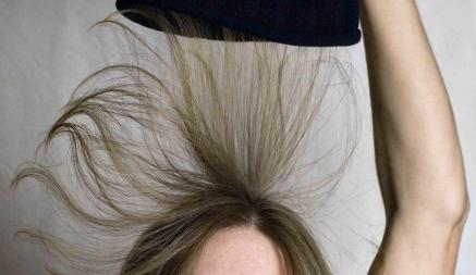 Что делать, чтобы волосы не электризовались после шапки? Распылите это самодельное средство