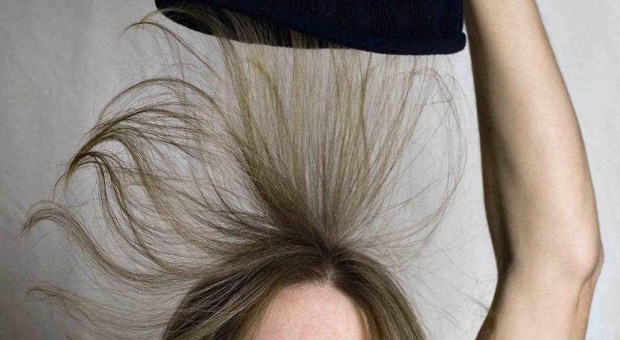 Почему волосы электризуются? Волосы электризуются из-за трения и