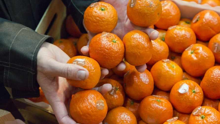 Эту ошибку совершают 80% людей. Что нужно обязательно сделать перед тем, как есть мандарины?