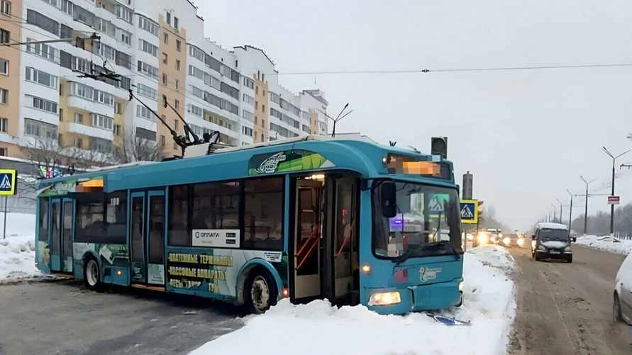 В Витебске водитель троллейбуса попытался избежать ДТП. Вот, что из этого вышло