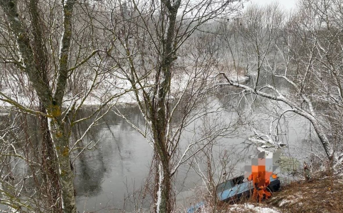 В Полоцком районе автомобиль упал в реку. Погиб ребенок