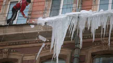 Должны ли жители многоэтажек сами сбивать сосульки со своих балконов? В ЖКХ Минска объяснили