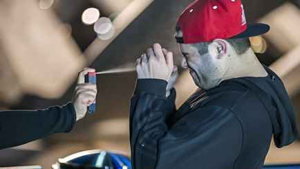 Таксист брызнул в лицо другому водителю из газового баллончика. Как наказали?