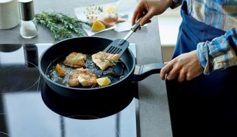 Что нельзя готовить в посуде с антипригарным покрытием? Эти 6 видов продуктов могут ее «убить»