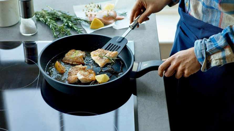 Что нельзя готовить в посуде с антипригарным покрытием? Эти 6 видов продуктов могут ее «убить»