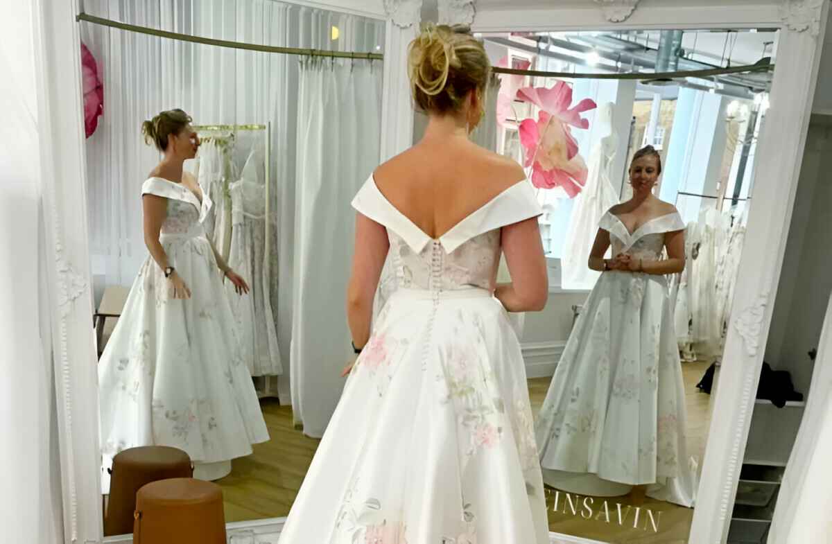 Британку сфотографировали у двух зеркал. Все отражения оказались разными! Мистика?