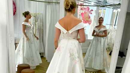 Британку сфотографировали у двух зеркал. Все отражения оказались разными! Мистика?