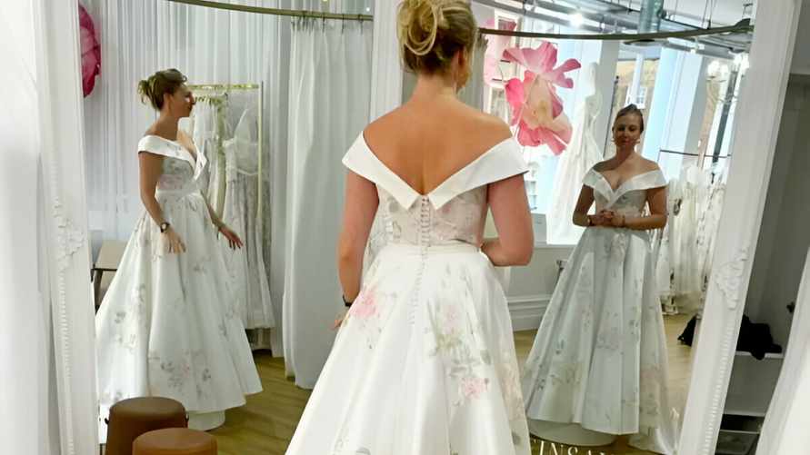 Британку сфотографировали у двух зеркал. Все отражения оказались разными! Мистика?