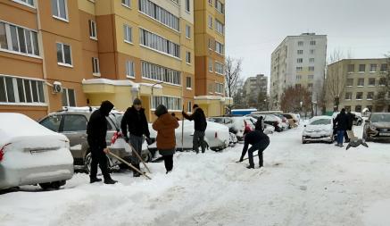 ЖКХ Минска «обязало» водителей чистить снег вокруг машин. А что говорит закон?