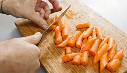 Как сделать мягкую морковь снова твердой и хрустящей? Поможет другой овощ