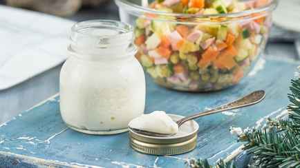 Замените майонез в салатах этим простым и вкусным соусом. Как приготовить за 2 минуты?