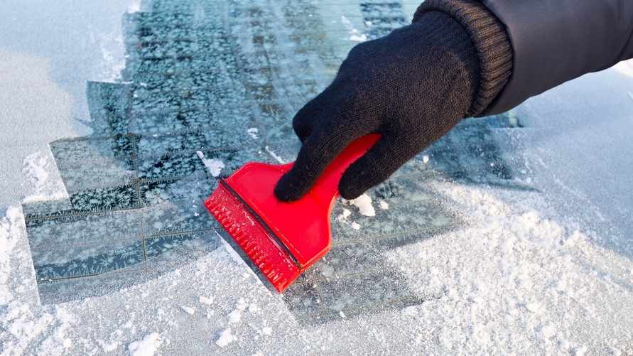 Не все знают об этой "тайной" функции скребка для стекла авто. С ней вы быстрее избавитесь от льда