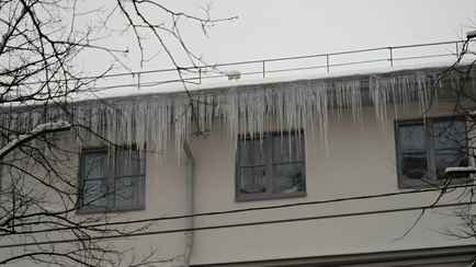 В Риге кусок льда с крыши убил человека. Кого привлекут к ответственности?