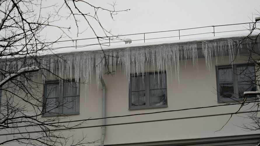 В Риге кусок льда с крыши убил человека. Кого привлекут к ответственности?