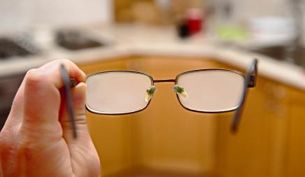 Что сделать, чтобы очки не запотевали? Смажьте стекла этой жидкостью