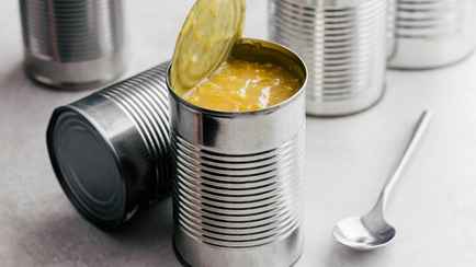 Как открыть консервные банки без открывалки? Два простых трюка
