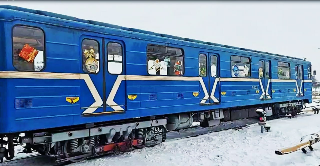 В Минском метро показали "новогодние поезда", на которых не будет Деда Мороза. Почему?