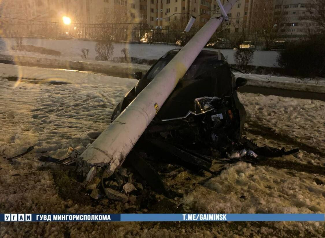 В Минске фонарный столб лег на крышу легковушки. В ГАИ показали видео ДТП
