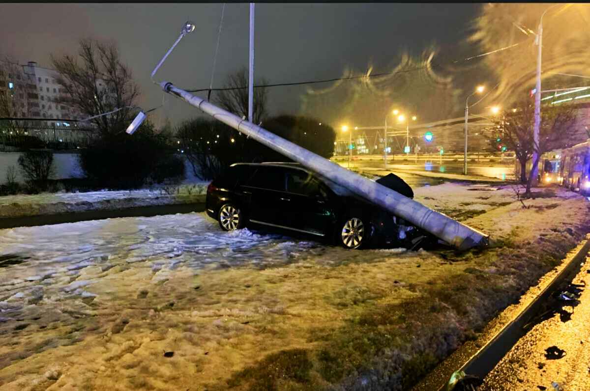 В Минске фонарный столб лег на крышу легковушки. В ГАИ показали видео ДТП