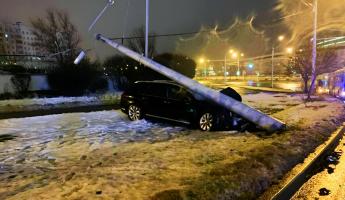 В Минске фонарный столб лег на крышу легковушки. В ГАИ показали видео ДТП