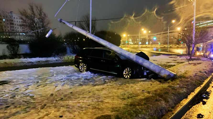 В Минске фонарный столб лег на крышу легковушки. В ГАИ показали видео ДТП