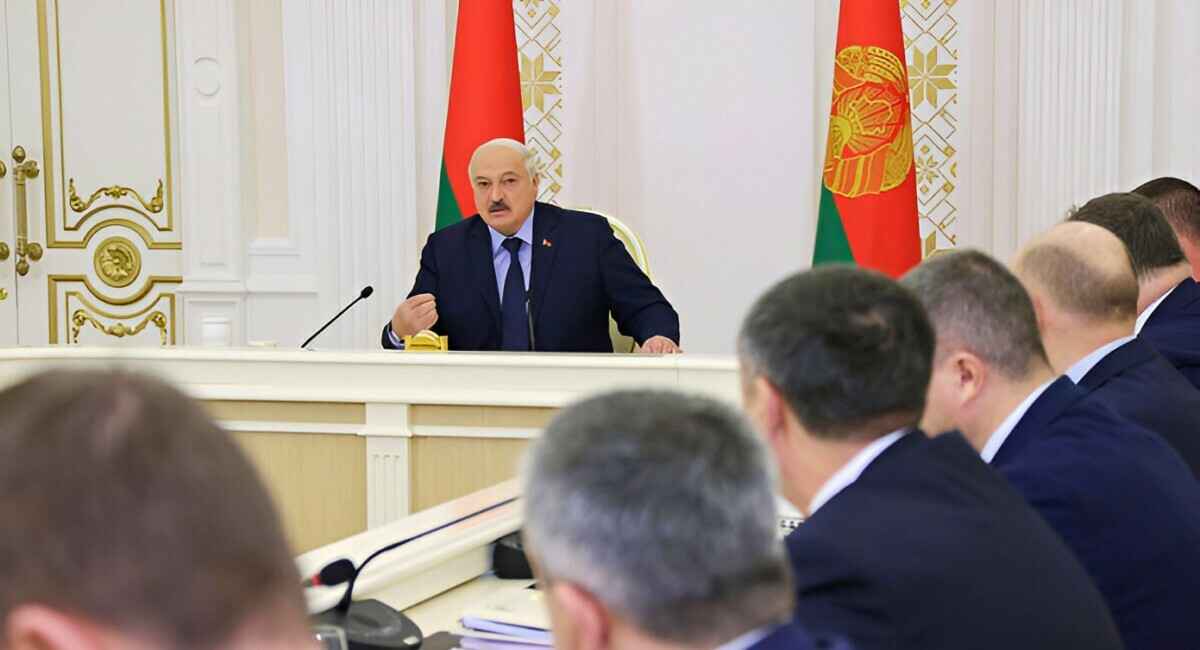 "В три раза больше зарабатывают" - Лукашенко рассказал, где и что делают уволенные белорусские чиновники