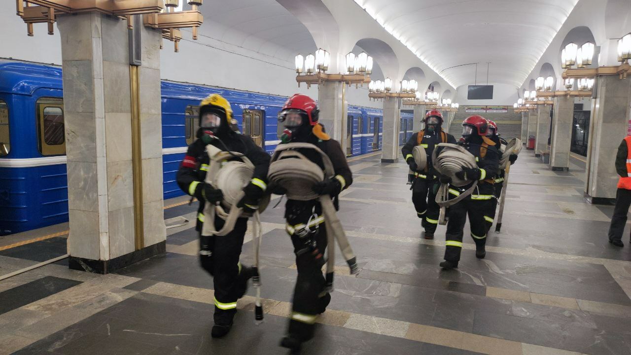 В минском метро на ст. Пушкинская тушили поезд. В МЧС все объяснили учениями