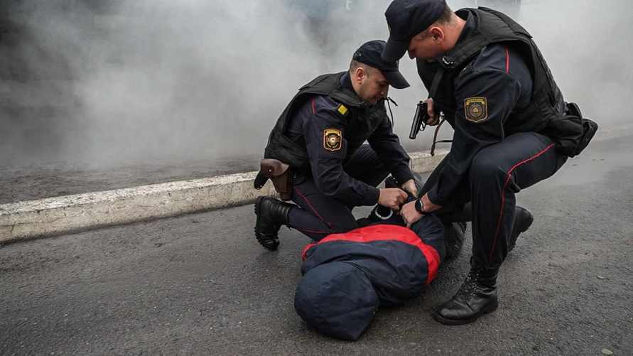 В Минске на ЖД-вокзале показали, как конвоируют заключённых. Зачем?