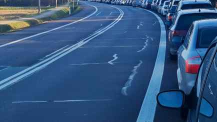 «Держите караван!» — Белорусы застряли в многокилометровой пробке на границе в Польше. Что там происходит?