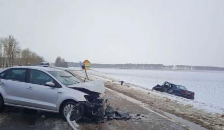 В Пружанском районе водитель устроил лобовое столкновение. Четыре автомобиля попали в одно ДТП