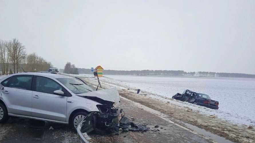 В Пружанском районе водитель устроил лобовое столкновение. Четыре автомобиля попали в одно ДТП