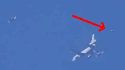 «Как-то страшно смотреть» — Очевидцы сняли рядом с самолётом Байдена НЛО