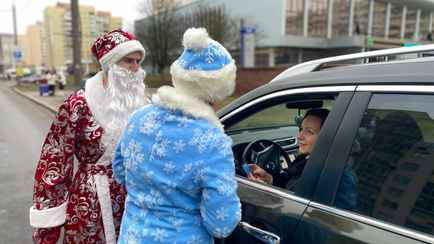 В Минске Дед Мороз и Снегурочка останавливали машины на улицах