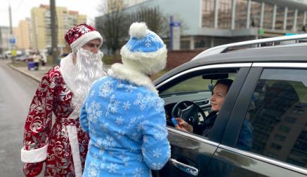 В Минске Дед Мороз и Снегурочка останавливали машины на улицах
