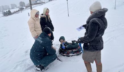 МЧС Беларуси устроила рейды по детским снежным горкам. Что там делают?