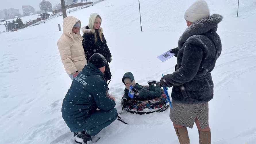 МЧС Беларуси устроила рейды по детским снежным горкам. Что там делают?