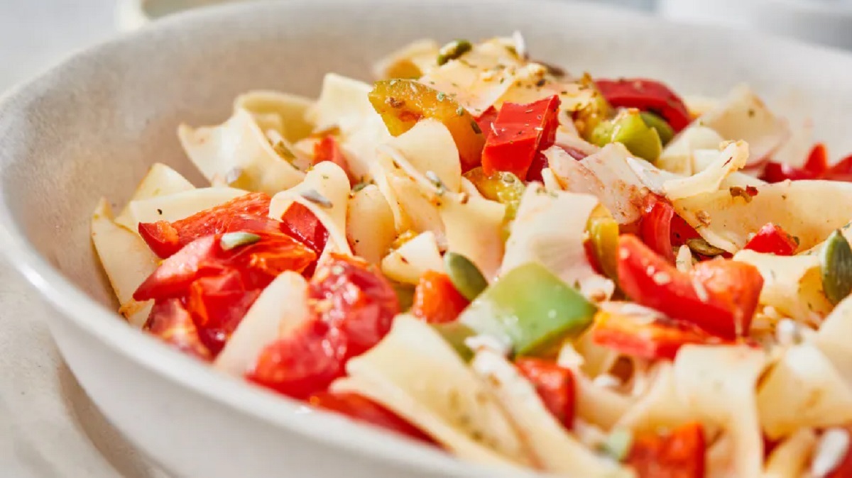 Этот салат с макаронами поразит всех гостей. Но главная фишка — в заправке. Как приготовить?