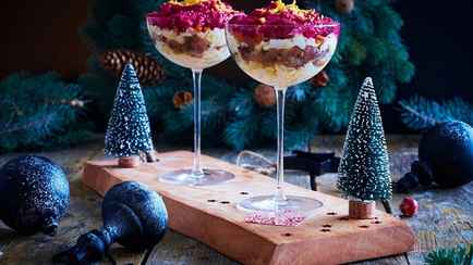 Уберите свёклу, добавьте лосось и яблоки. Нашли 3 необычных рецепта «Селёдки под шубой» и 3 альтернативы. Зачем нужна чиабатта?