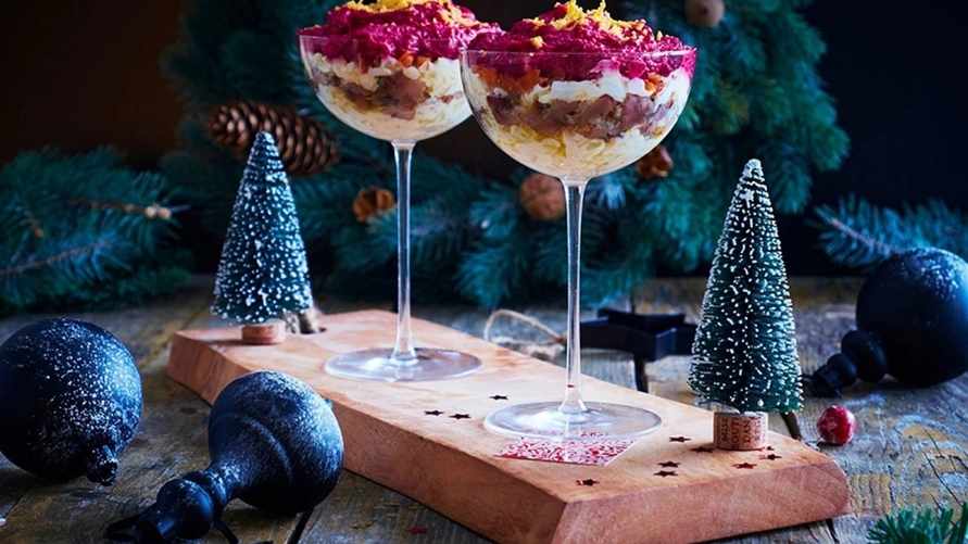 Уберите свёклу, добавьте лосось и яблоки. Нашли 3 необычных рецепта «Селёдки под шубой» и 3 альтернативы. Зачем нужна чиабатта?