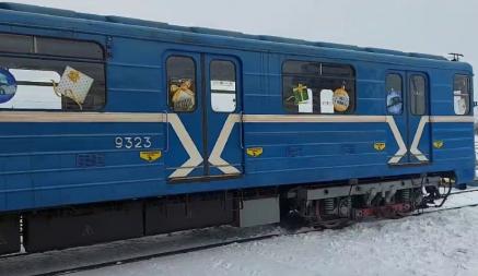В Минском метро показали «новогодние поезда», на которых не будет Деда Мороза. Почему?