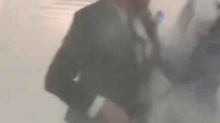 В польском Сейме депутат схватил огнетушитель и распылил в фойе. Зачем?