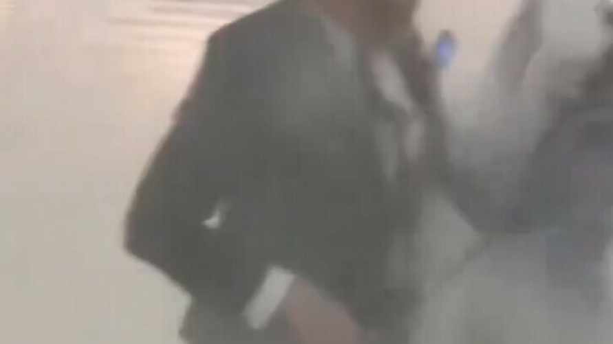 В польском Сейме депутат схватил огнетушитель и распылил в фойе. Зачем?