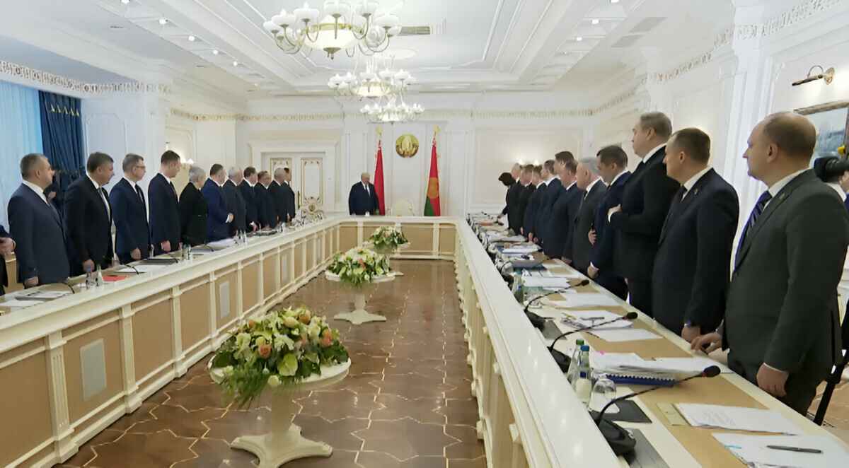 Лукашенко рассказал, почему проводил совещание по ценам шепотом