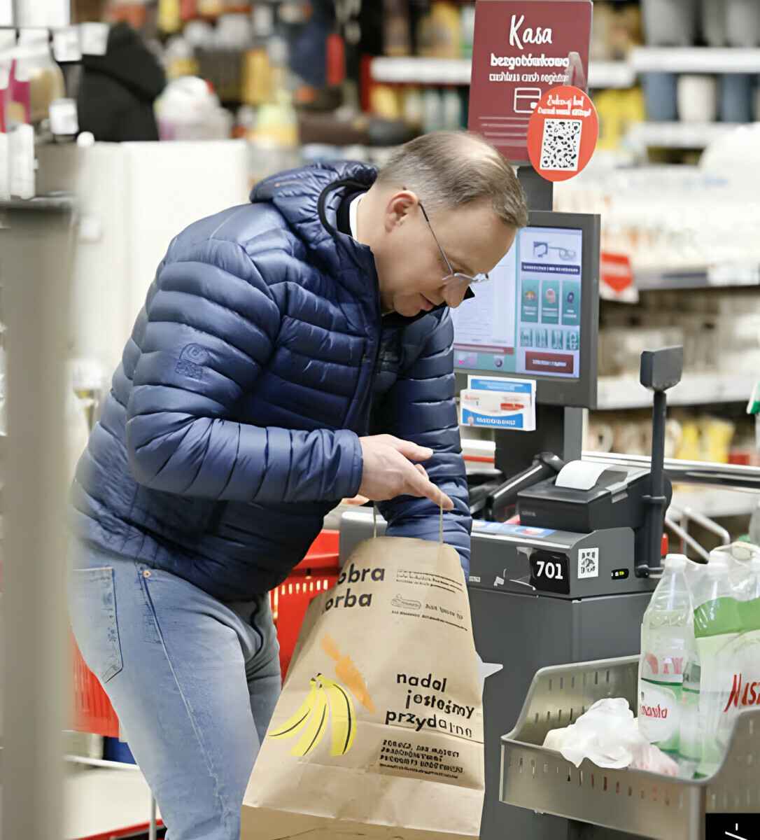 Президента Польши заметили в магазине. Поляки внимательно проанализировали его набор продуктов