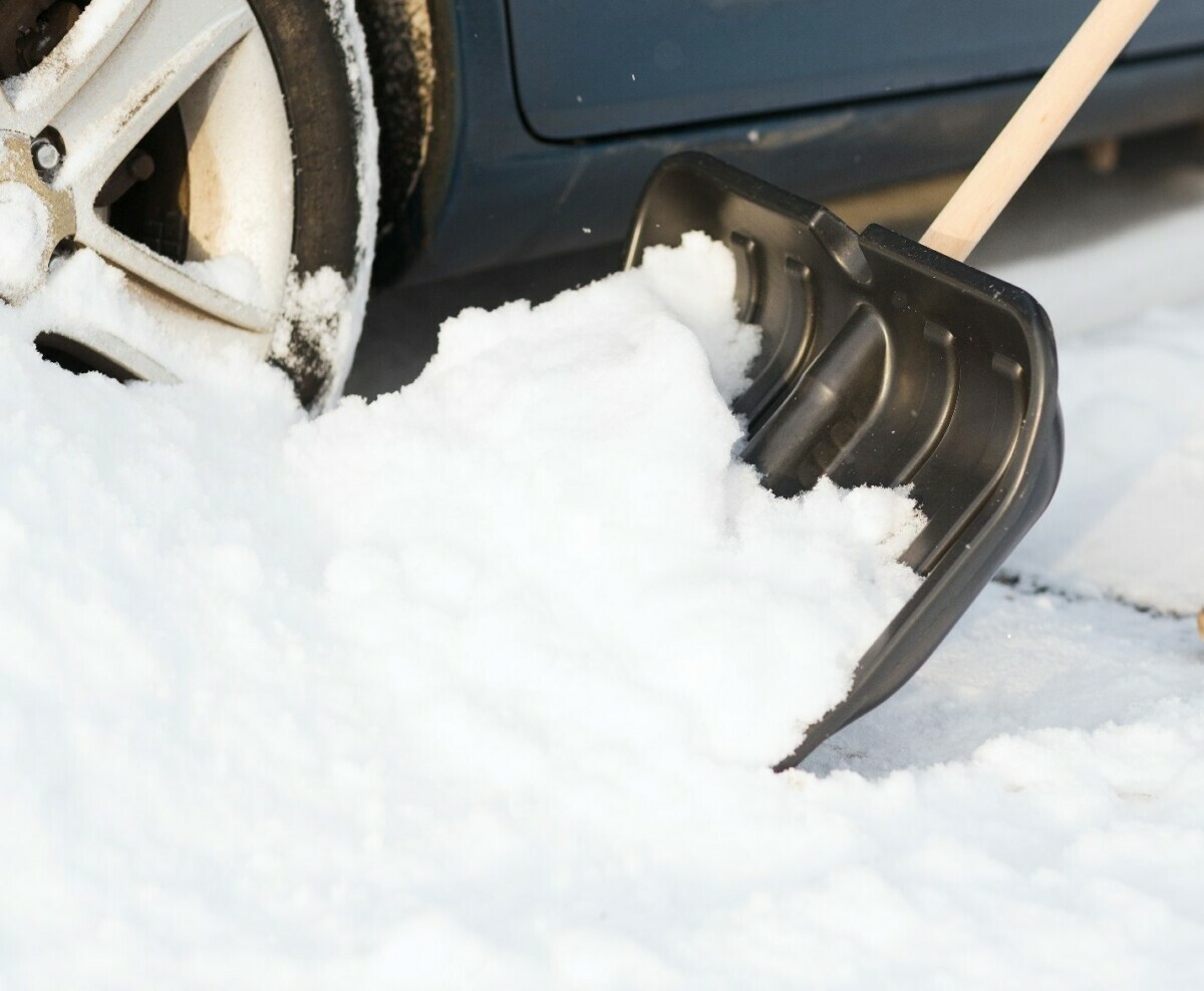 Смажьте лопату этим недорогим средством. Уборка снега пойдет в разы легче и быстрее