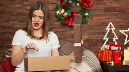 Какие подарки не стоит дарить на Новый год? Нашли 7 неудачных идей