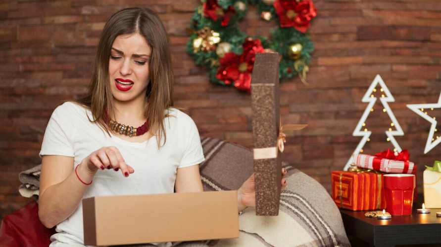 Какие подарки не стоит дарить на Новый год? Нашли 7 неудачных идей