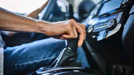 Держите руку на коробке передач во время езды? Автомеханики предупредили о серьезных последствиях